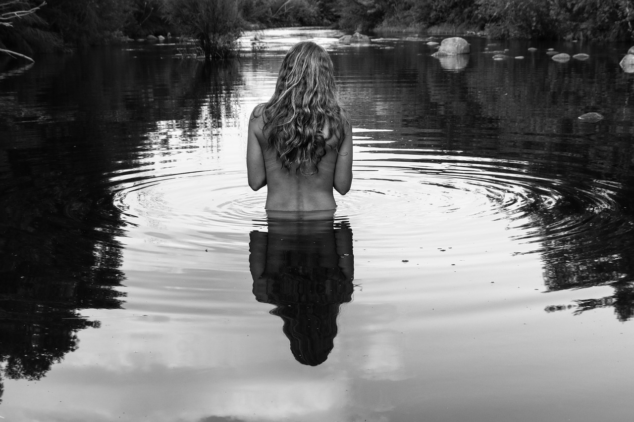 湖水に浸かる女の子